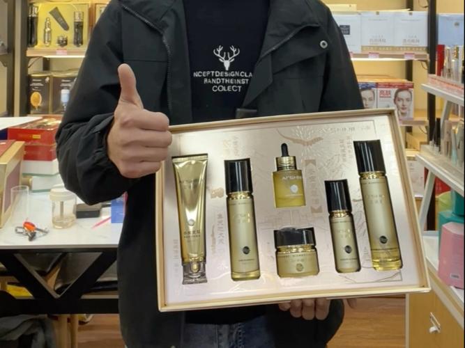 我是王威，在义乌国际商贸城做化妆品批发，说说艾尚肌护肤套盒的那些事儿